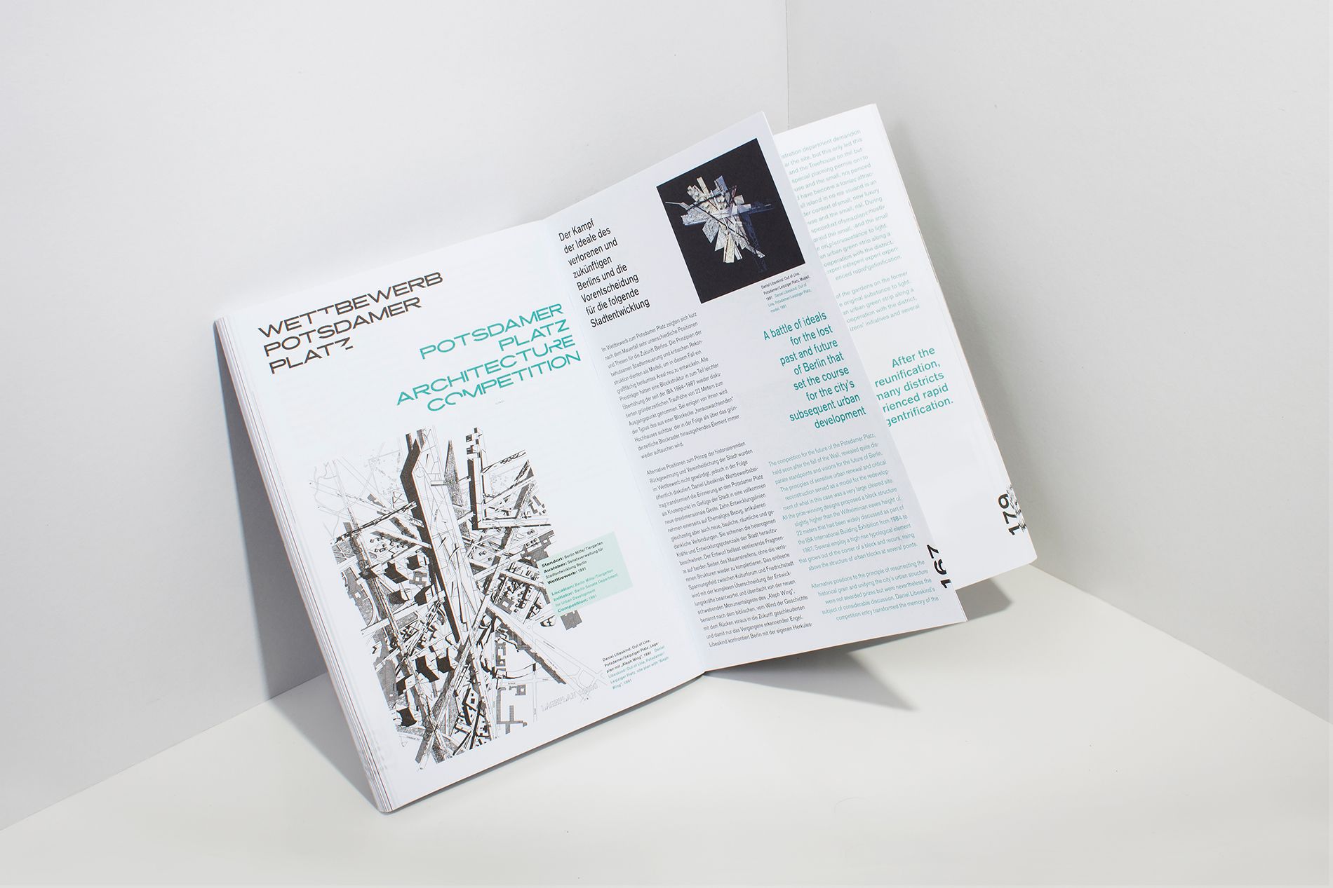 aufgeschlagenes Buch, es ist eine schwarz-weiß Grafik und schwarzer und blauer Text zu sehen