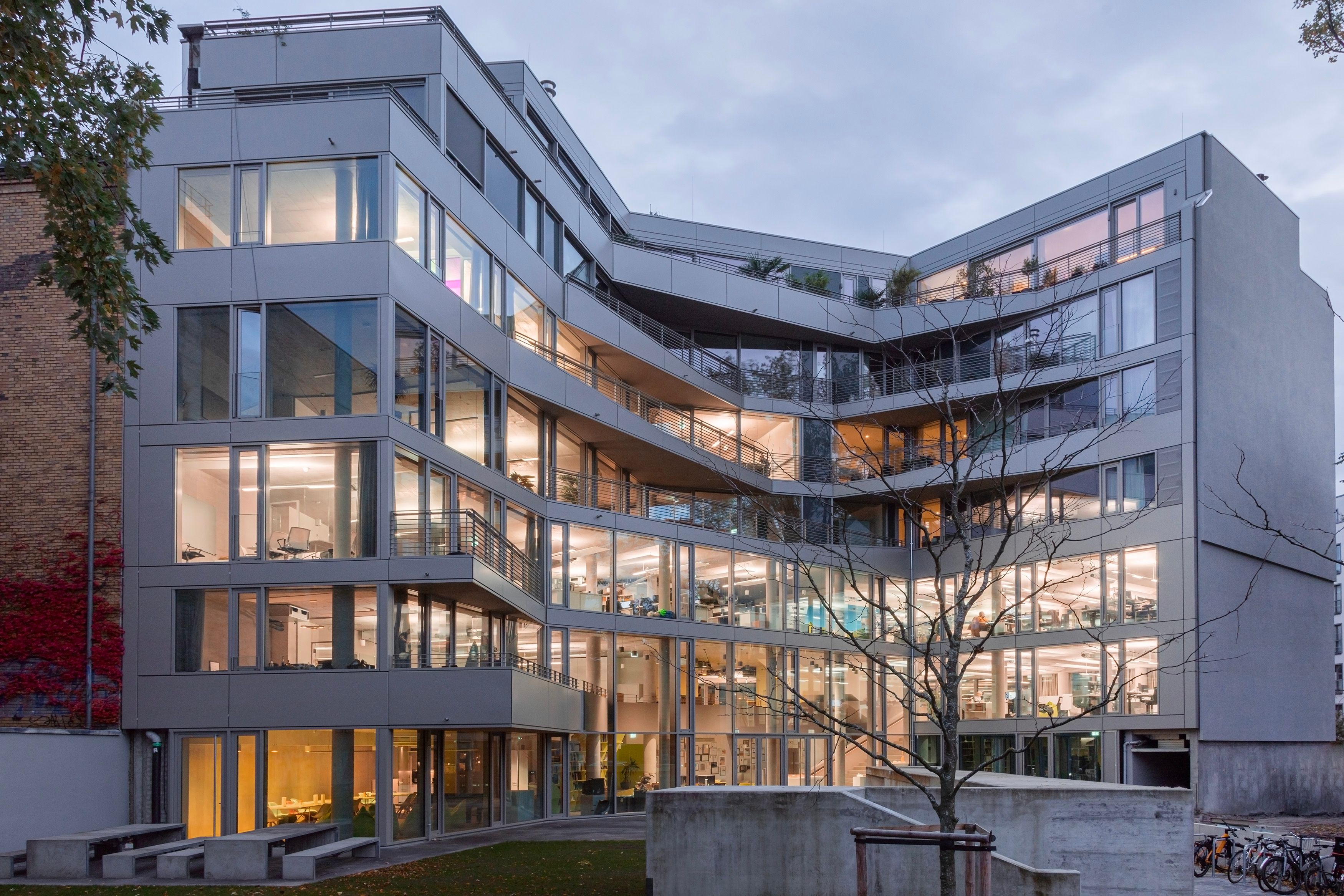Modernes Bürogebäude mit großen Glasflächen