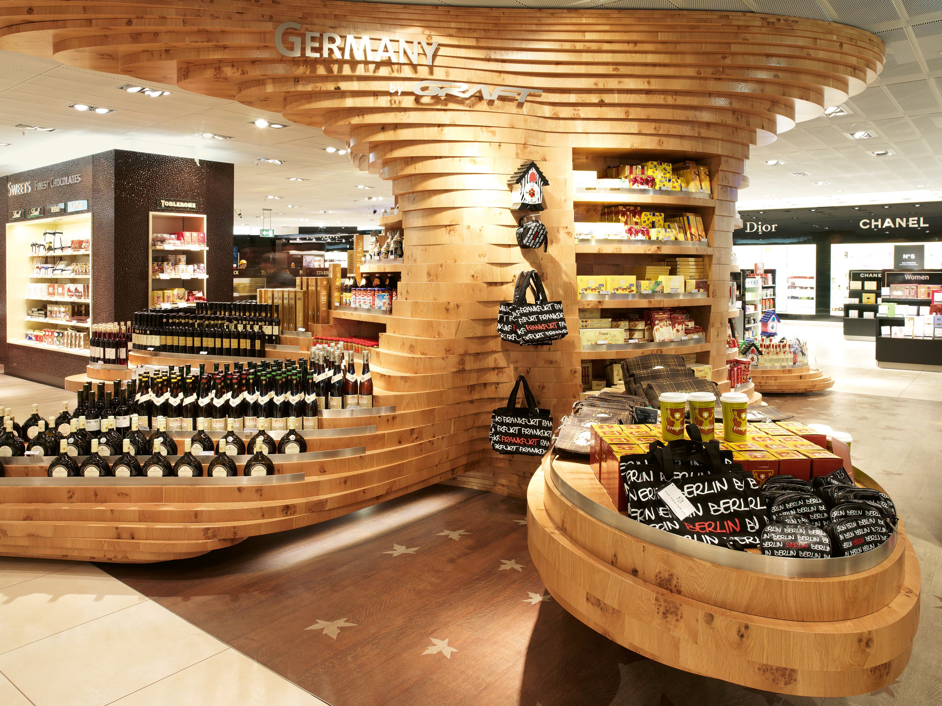 With this modern interpretation of the forest, GRAFT has created an open and fluid space, a clearing in which passengers can pause for a while amid the hustle and bustle of the airport terminal.