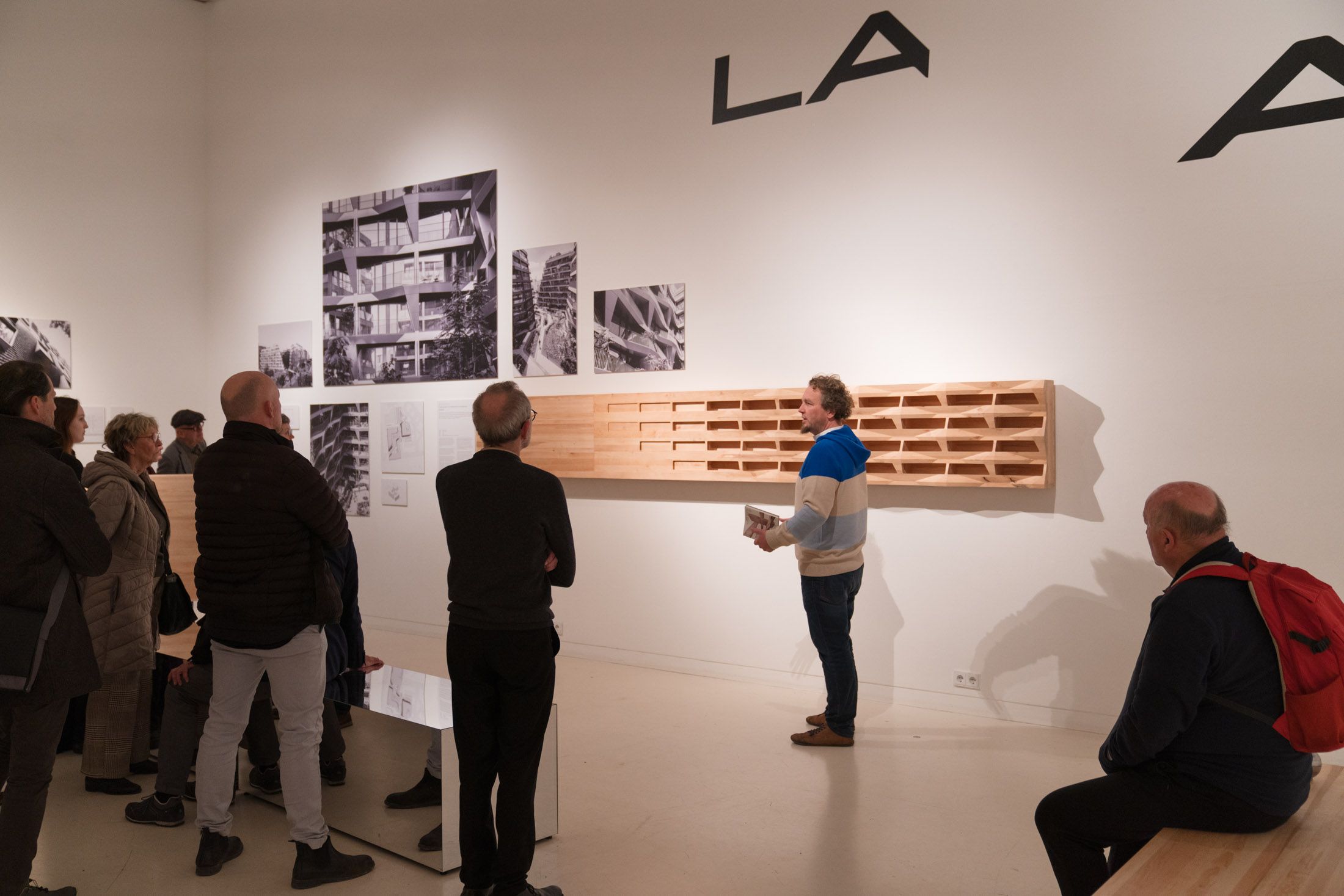 Sven Fuchs führt Besucher durch die Ausstellung (c) GRAFT