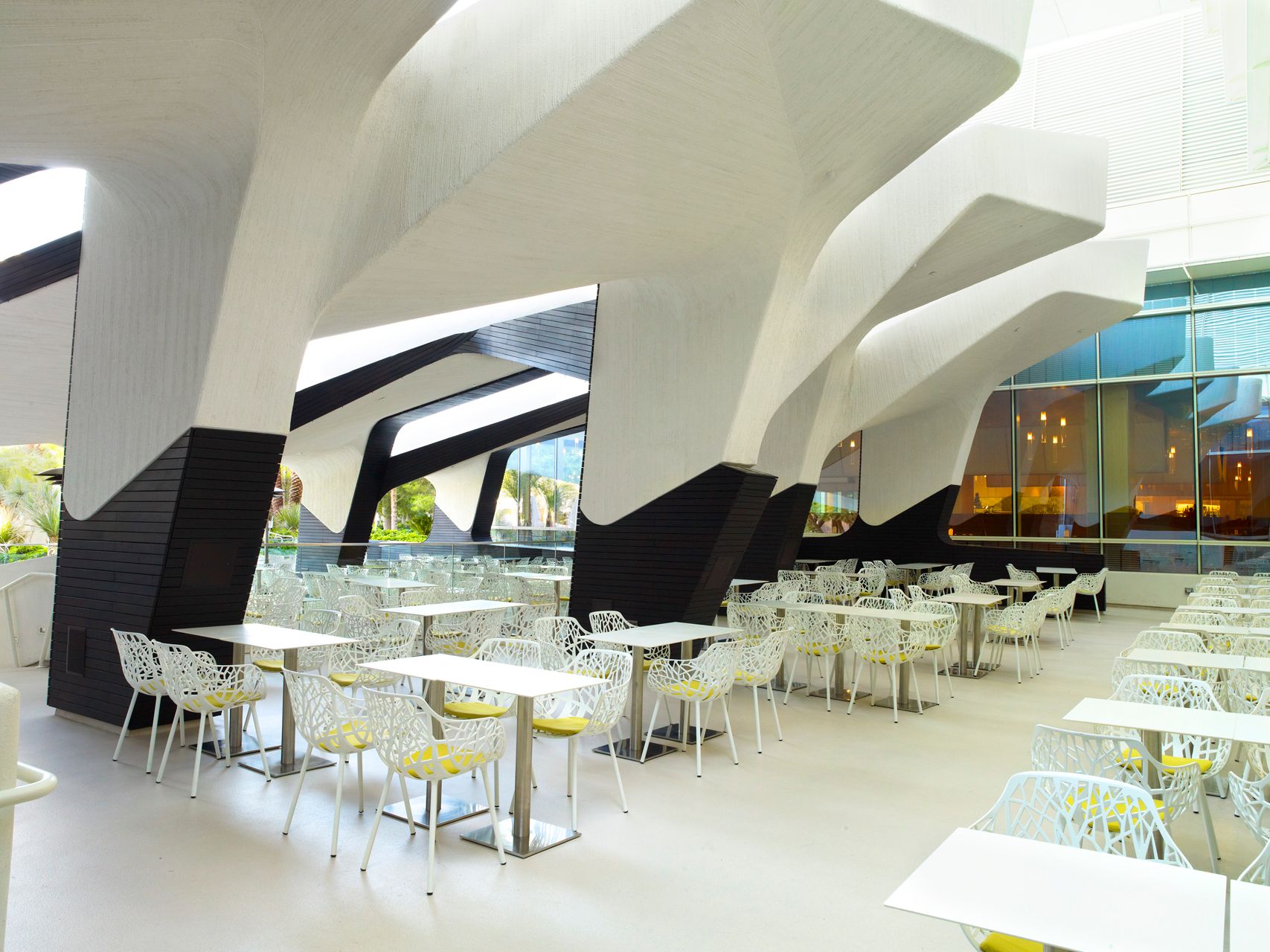 CITY CENTER Project type: Hospitality, Bar, Club Location: Las Vegas, U.S.A. Time: 2010 Client: MGM Mirage Status: Completed Size: 17,000 sqm Photos: Ricky Ridecos City Center’s Aria Pool Deck, Restaurant and Bar, Las Vegas