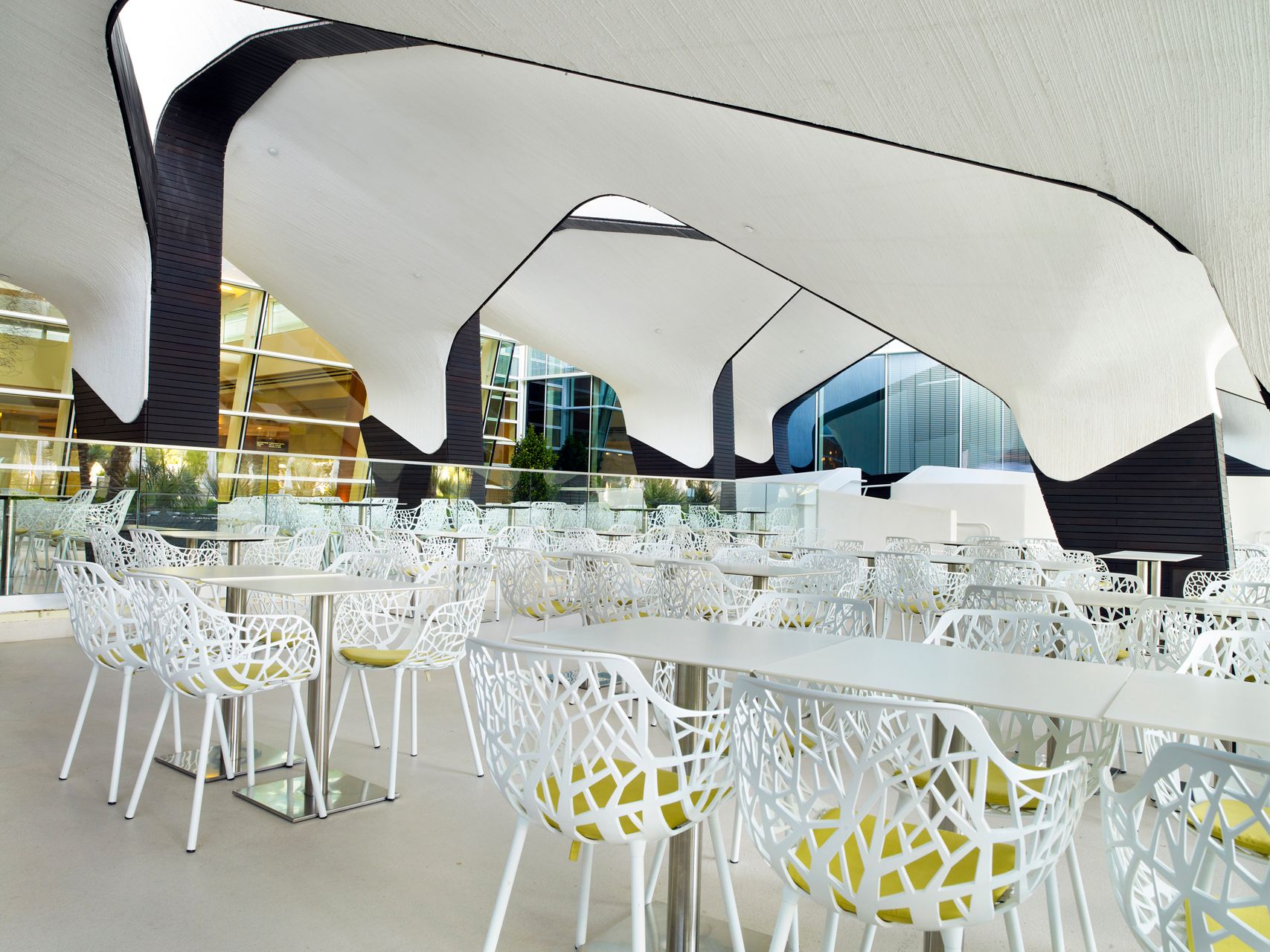 CITY CENTER Project type: Hospitality, Bar, Club Location: Las Vegas, U.S.A. Time: 2010 Client: MGM Mirage Status: Completed Size: 17,000 sqm Photos: Ricky Ridecos City Center’s Aria Pool Deck, Restaurant and Bar, Las Vegas