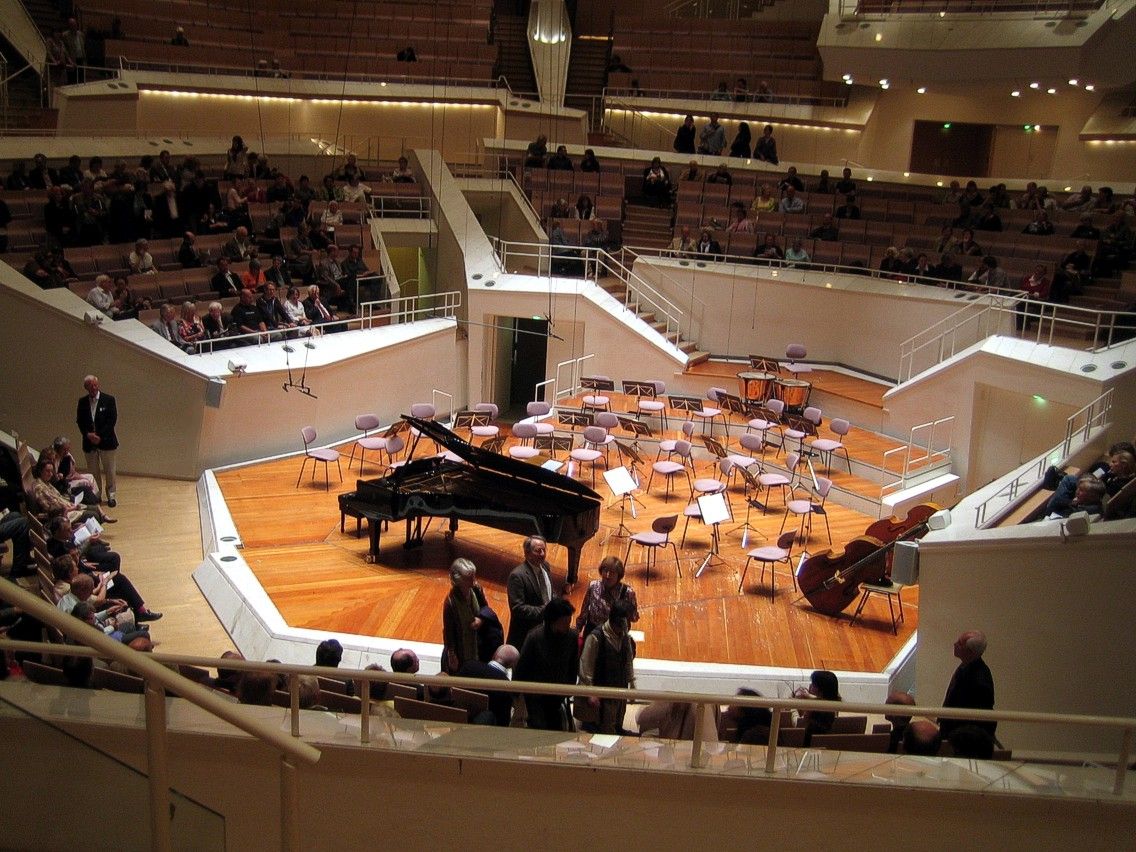 Die Mittelbühne des Kammermusiksaals der Berliner Philharmonie, entworfen von von Hans Scharoun © Creative Commons Wikipedia 