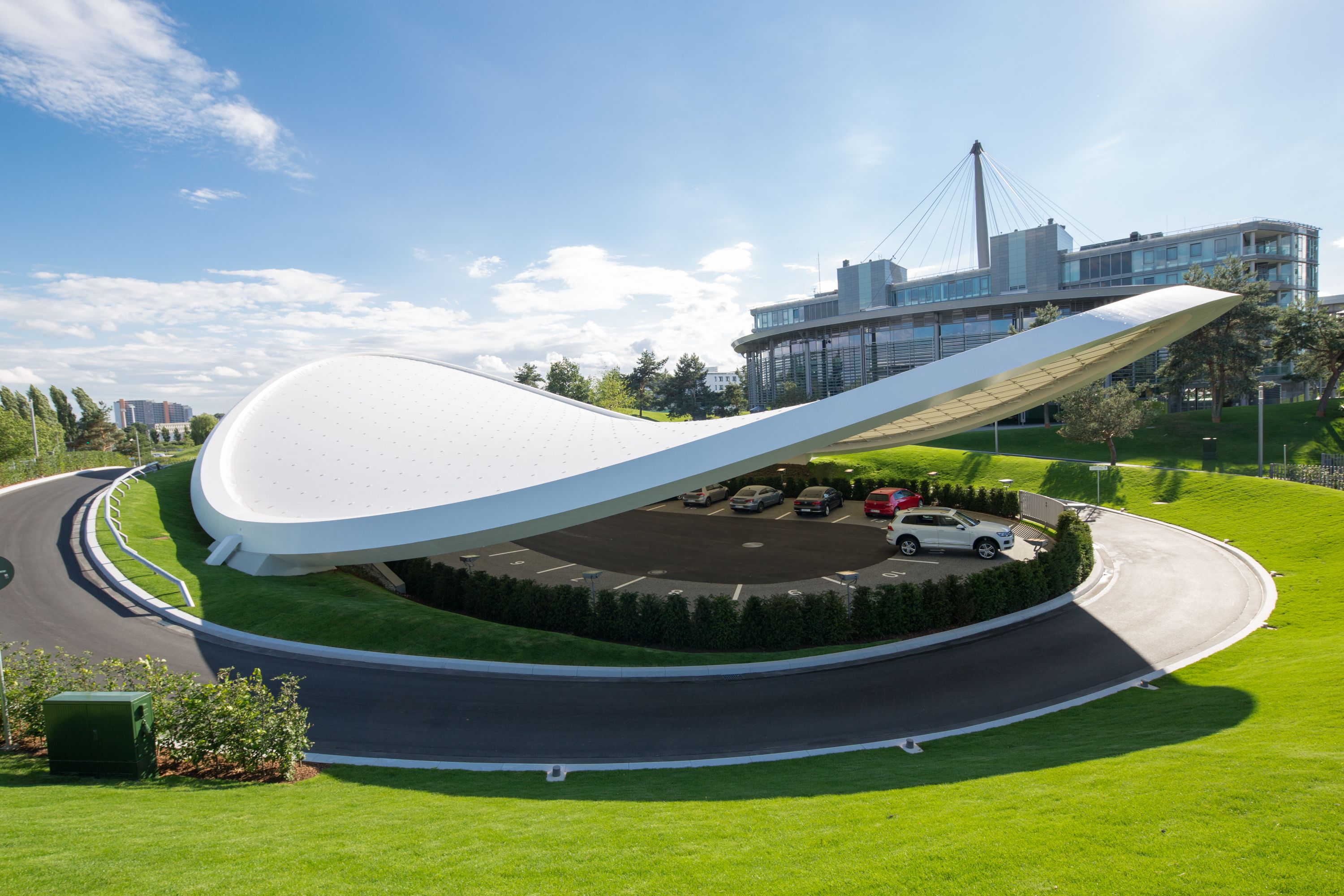 AUTOSTADT ROOF AND SERVICE PAVILION Project type: Urban Planning Location: Wolfsburg, Germany Time: 2012-2013 Status: Completed Client: Autostadt Wolfsburg Planning of the structural framework: schlaich bergermann partner Brunnenstraße 110c, 13355 Berlin Landscape Architect: WES – Landschaftsarchitektur Jarrestraße 80, 22303 Hamburg Contractor Roof Structure: Eiffel Deutschland Stahltechnologie GmbH Hackethalstraße 4, 30179 Hannover with Taiyo Europe GmbH Mühlweg 2, 82054 Sauerlach Photos: Tobias Hein Driver assistance systems, including automatic parking, traffic sign recognition and automatic distance control are increasingly common in today’s cars. The new ‘Ausfahrt’ at the Autostadt in Wolfsburg offers visitors an opportunity to try out these and other technical assistance systems in models manufactured by Volkswagen to help ensure safer driving in road traffic. With an area of 15,000 square metres, the new driving attraction was built in ten months and opened in August 2013.