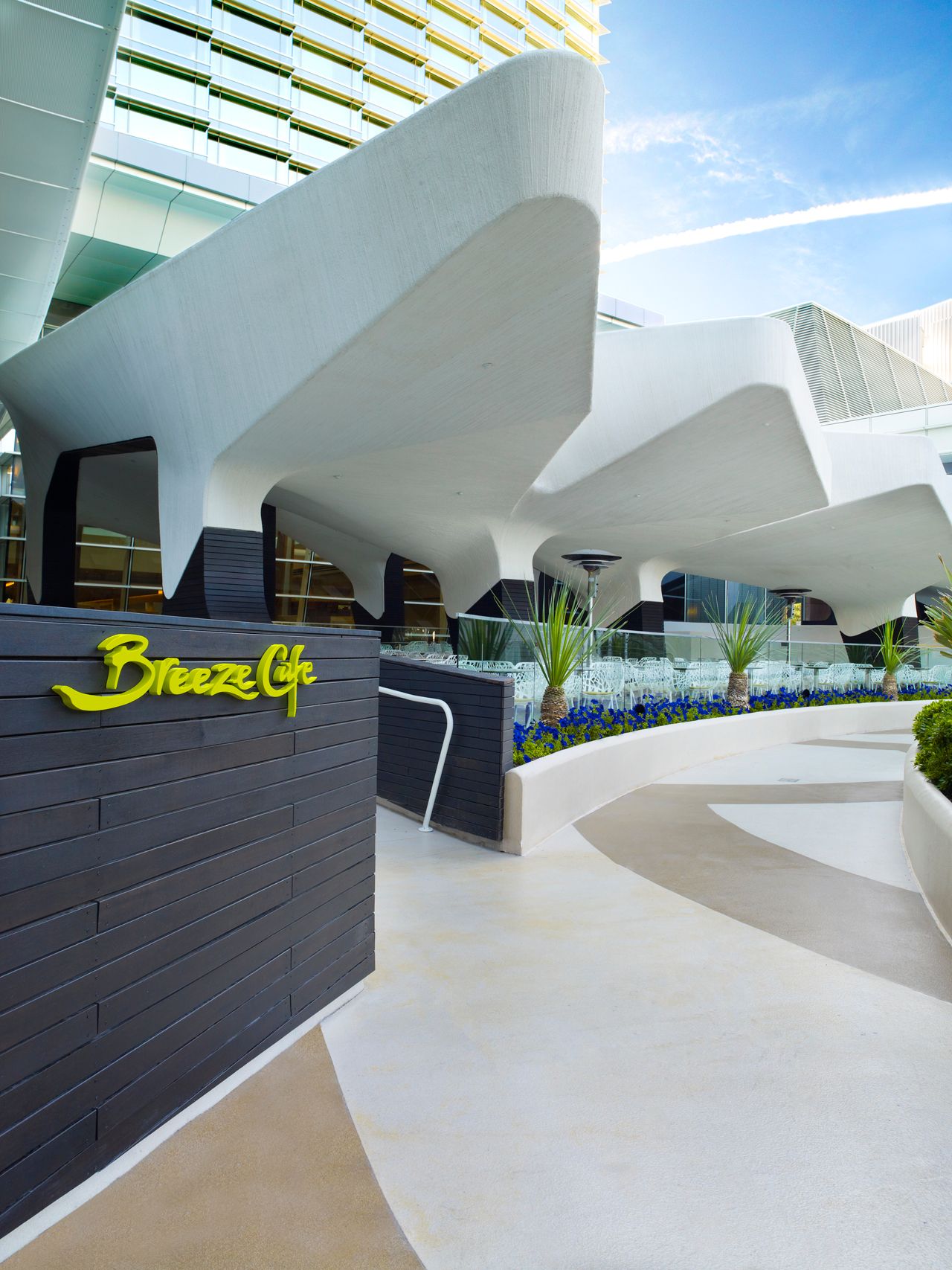 CITY CENTER Project type: Hospitality, Bar, Club Location: Las Vegas, U.S.A. Time: 2010 Client: MGM Mirage Status: Completed Size: 17,000 sqm Photos: Ricky Ridecos City Center’s Aria Pool Deck, Restaurant and Bar, Las Vegas