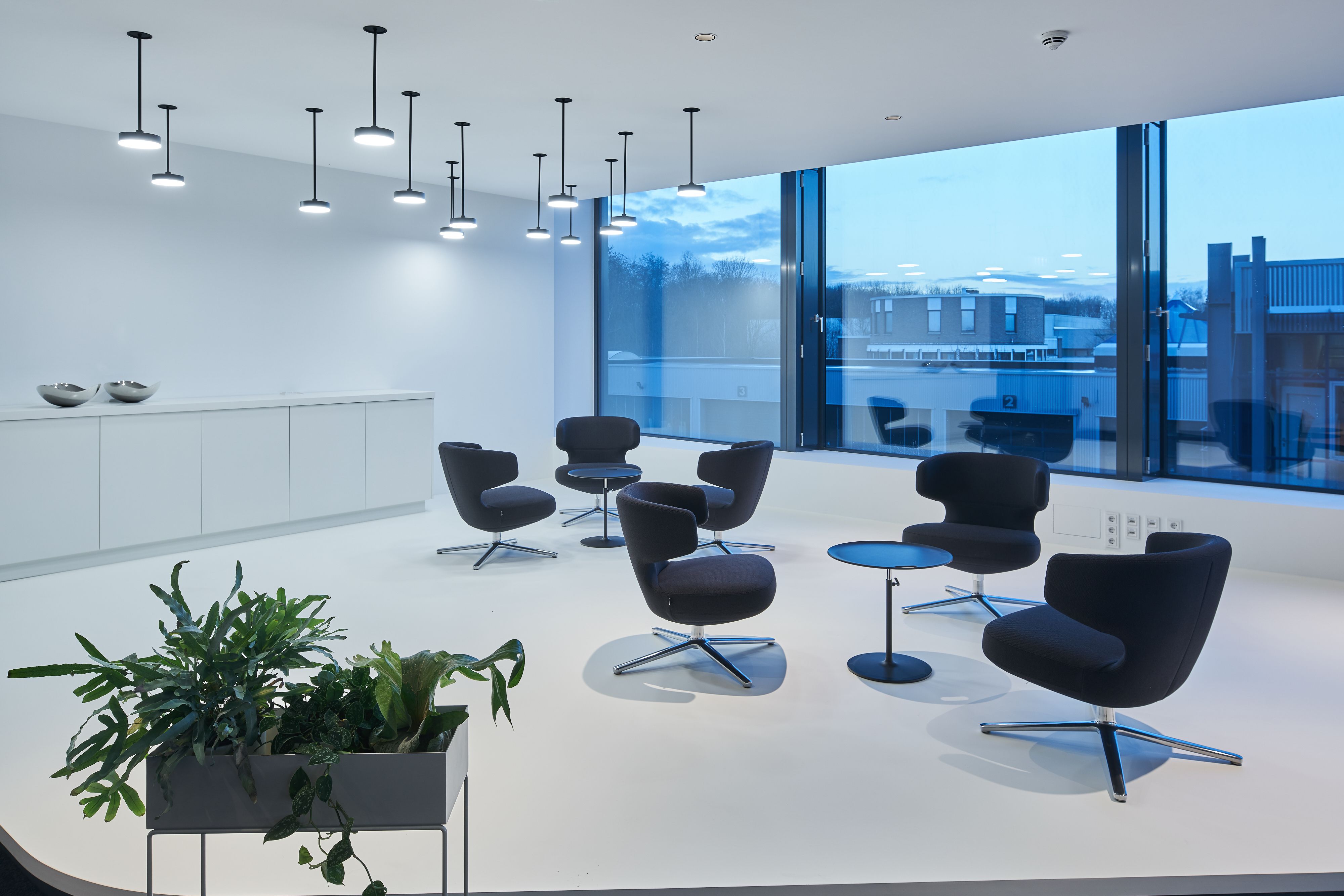 The flowing floor plan continues in the upper four floors of the offices and extends the entire depth of the building, interrupted only by three circulation and washroom/WC cores. These so-called “Smart Workingscapes” comprise both open communication zones and enclosed work zones equipped with hybrid furniture elements that can be variably combined in modules.
