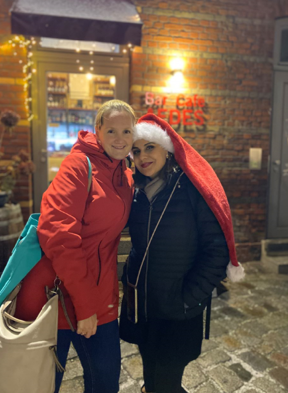 GRAFT Accounting Team Ulrike und Mahasa an der Weihnachtsfeier (c) GRAFT