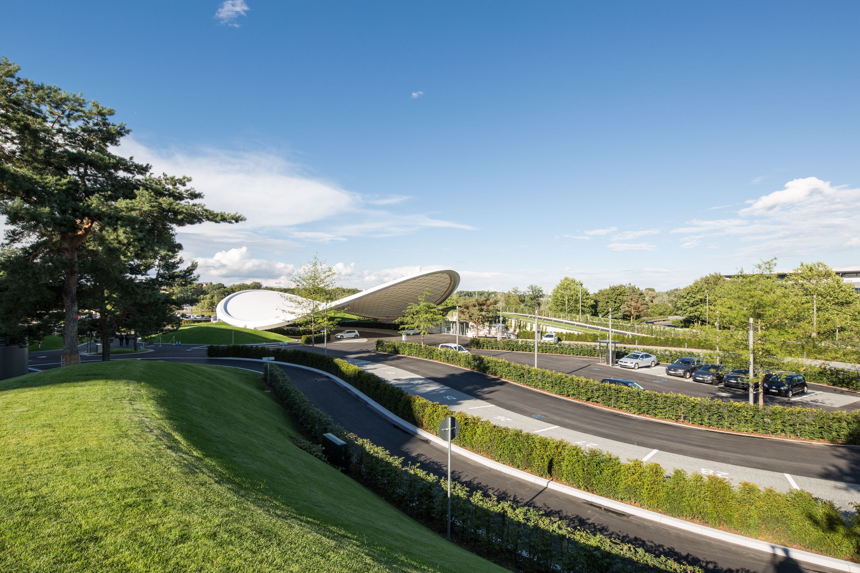 AUTOSTADT ROOF AND SERVICE PAVILION Project type: Urban Planning Location: Wolfsburg, Germany Time: 2012-2013 Status: Completed Client: Autostadt Wolfsburg Planning of the structural framework: schlaich bergermann partner Brunnenstraße 110c, 13355 Berlin Landscape Architect: WES – Landschaftsarchitektur Jarrestraße 80, 22303 Hamburg Contractor Roof Structure: Eiffel Deutschland Stahltechnologie GmbH Hackethalstraße 4, 30179 Hannover with Taiyo Europe GmbH Mühlweg 2, 82054 Sauerlach Photos: Tobias Hein Driver assistance systems, including automatic parking, traffic sign recognition and automatic distance control are increasingly common in today’s cars. The new ‘Ausfahrt’ at the Autostadt in Wolfsburg offers visitors an opportunity to try out these and other technical assistance systems in models manufactured by Volkswagen to help ensure safer driving in road traffic. With an area of 15,000 square metres, the new driving attraction was built in ten months and opened in August 2013.