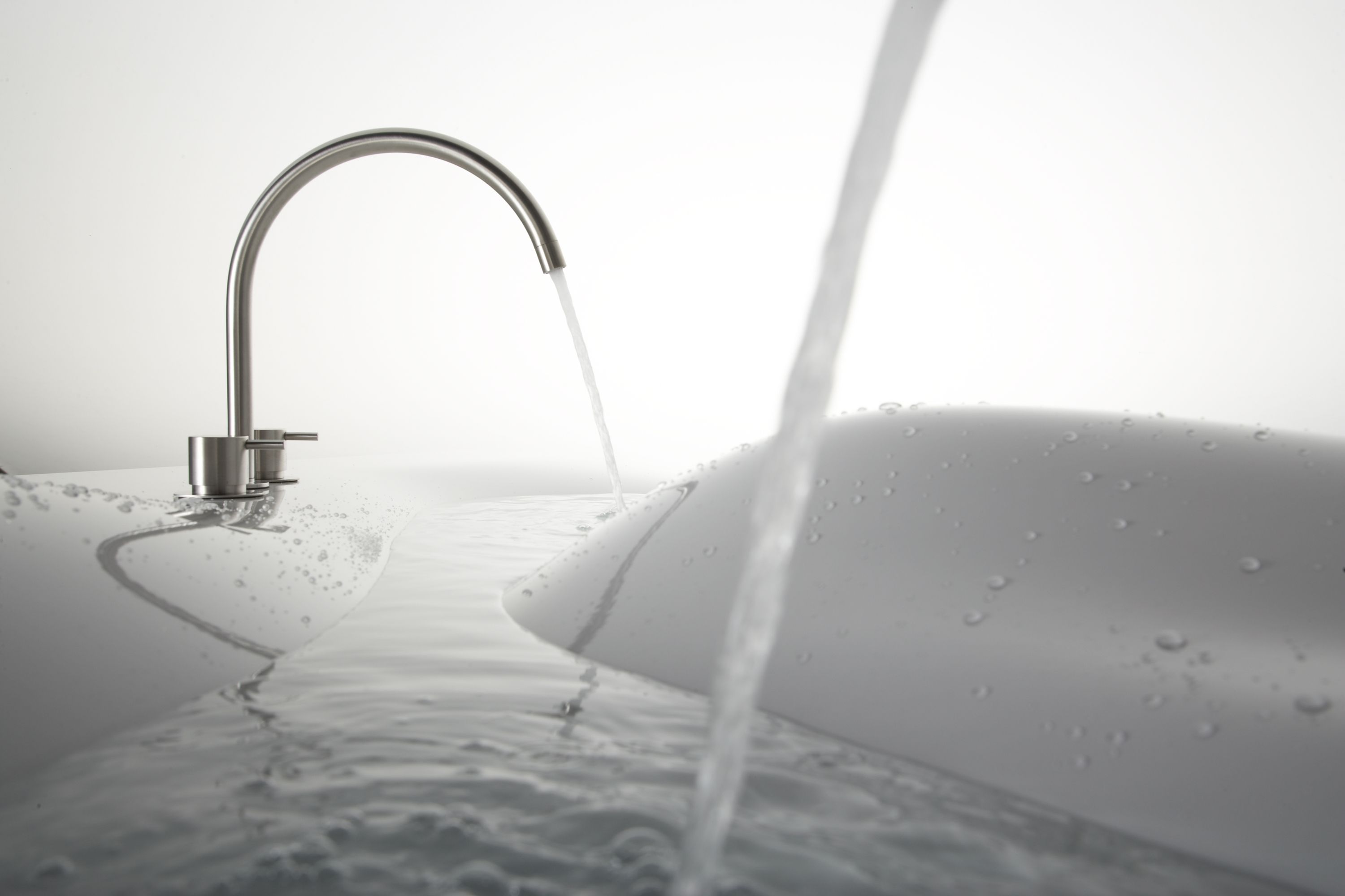 GRAFT Kanera Sinks- Revolutionizing a Spatial Concept Ever since the late 19th century – in other words ever since private bathrooms have existed – washbasins have tended to be wall-mounted or positioned next to a wall. Now the washbasin can be moved to the centre of the bathroom. In this respect, the KANERA 1 D double washbasin presents a revolutionary spatial concept: for the first time, a double washbasin has been designed as a standalone installation within the bathroom. It not only offers the shared experience of the poetry of water, but also enables completely new room layouts.