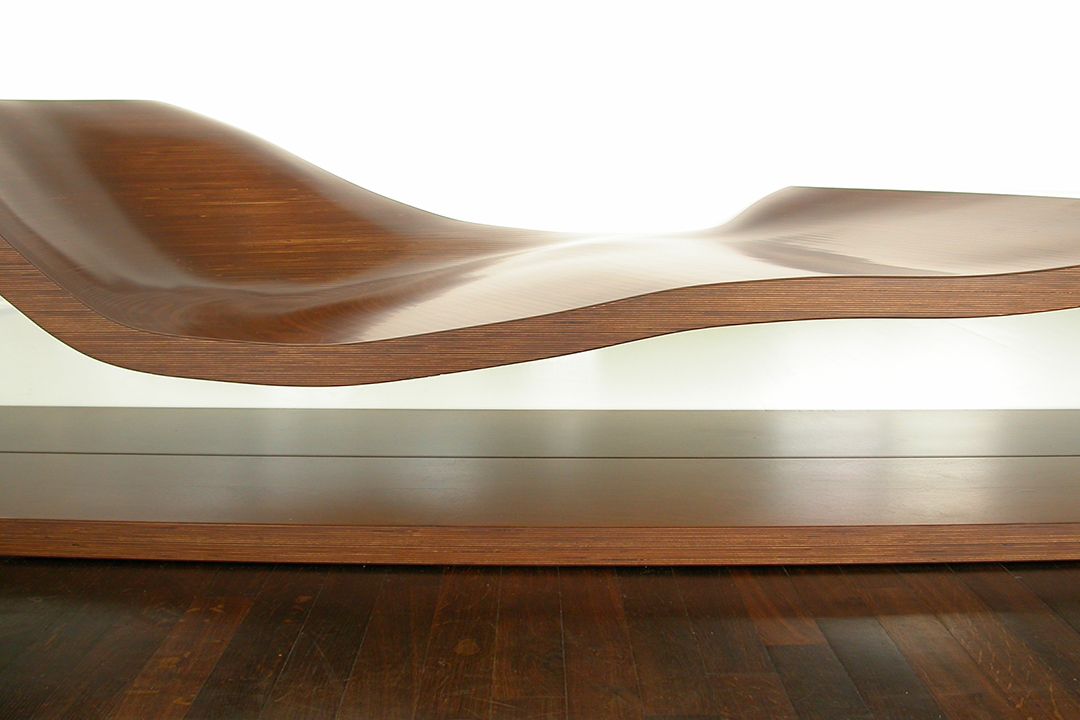 Revolutionizing a Spatial Concept Ever since the late 19th century – in other words ever since private bathrooms have existed – washbasins have tended to be wall-mounted or positioned next to a wall. Now the washbasin can be moved to the centre of the bathroom. In this respect, the KANERA 1 D double washbasin presents a revolutionary spatial concept: for the first time, a double washbasin has been designed as a standalone installation within the bathroom. It not only offers the shared experience of the poetry of water, but also enables completely new room layouts.