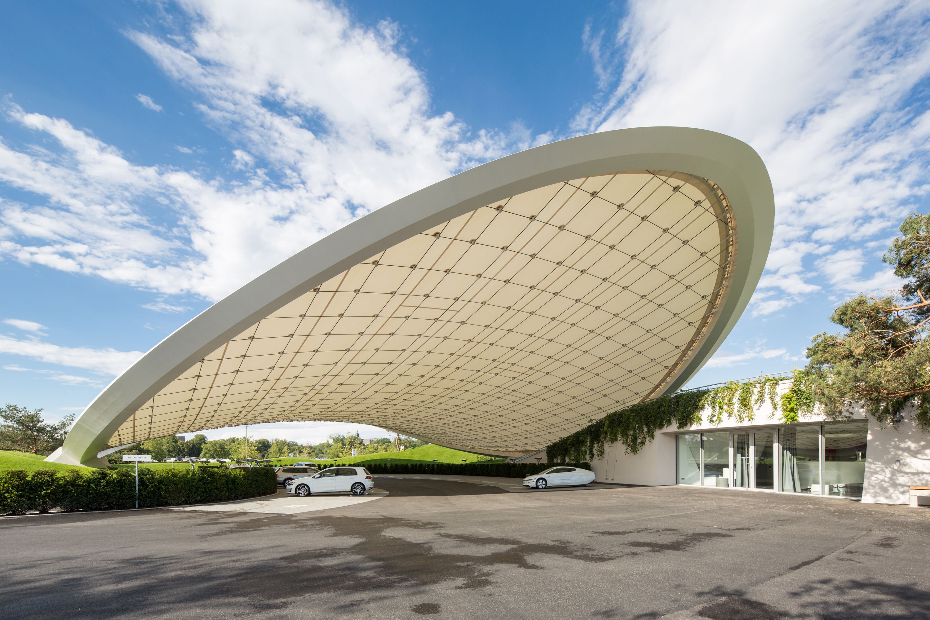 AUTOSTADT ROOF AND SERVICE PAVILION Project type: Urban Planning Location: Wolfsburg, Germany Time: 2012-2013 Status: Completed Client: Autostadt Wolfsburg Planning of the structural framework: schlaich bergermann partner Brunnenstraße 110c, 13355 Berlin Landscape Architect: WES – Landschaftsarchitektur Jarrestraße 80, 22303 Hamburg Contractor Roof Structure: Eiffel Deutschland Stahltechnologie GmbH Hackethalstraße 4, 30179 Hannover with Taiyo Europe GmbH Mühlweg 2, 82054 Sauerlach Photos: Tobias Hein Driver assistance systems, including automatic parking, traffic sign recognition and automatic distance control are increasingly common in today’s cars. The new ‘Ausfahrt’ at the Autostadt in Wolfsburg offers visitors an opportunity to try out these and other technical assistance systems in models manufactured by Volkswagen to help ensure safer driving in road traffic. With an area of 15,000 square metres, the new driving attraction was built in ten months and opened in August 2013.