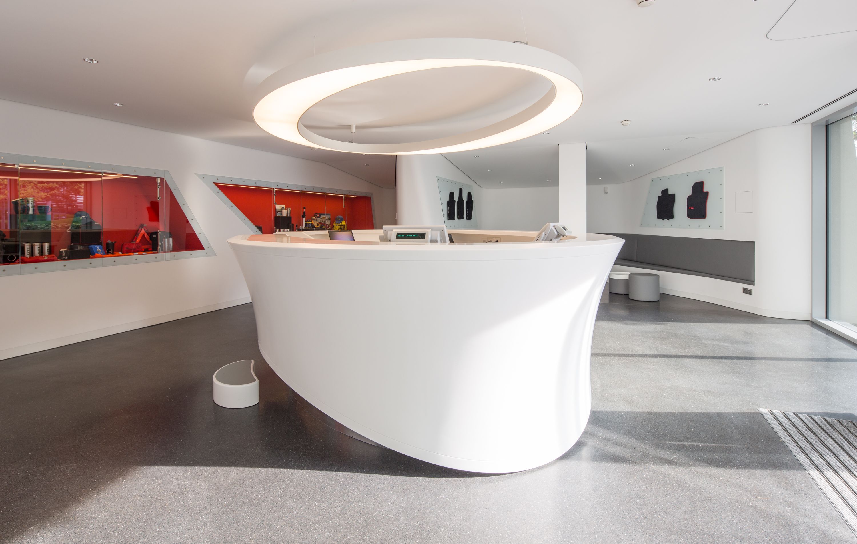 All ancillary functions are hosed in the accompanying service pavilion: customers can receive assistance about their new car, purchase accessories or book other attractions and activities in the Autostadt. To avoid detracting from the impression of the roof as a resting leaf, the pavilion is embedded in the landscape rather than articulated as a separate building. The design of the interior in turn echoes specific aspects of the roof.