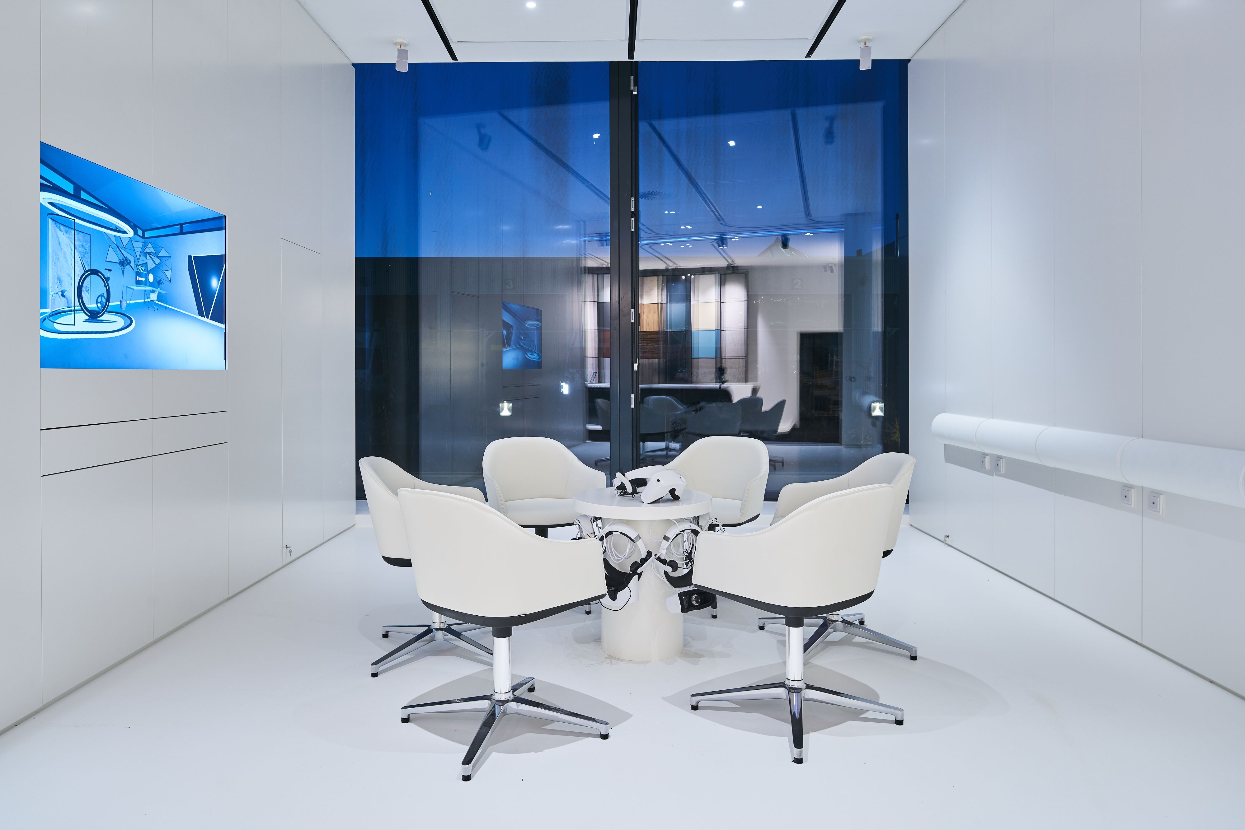 The upper floors of the building house the company’s office spaces as well as exhibition areas for Trilux products and is therefore an essential part of the company’s own competence center, which already partially existed on the site. The flowing floor plan continues in the upper four floors of the offices and extends the entire depth of the building, interrupted only by three circulation and washroom/WC cores. These so-called “Smart Workingscapes” comprise both open communication zones and enclosed work zones equipped with hybrid furniture elements that can be variably combined in modules.