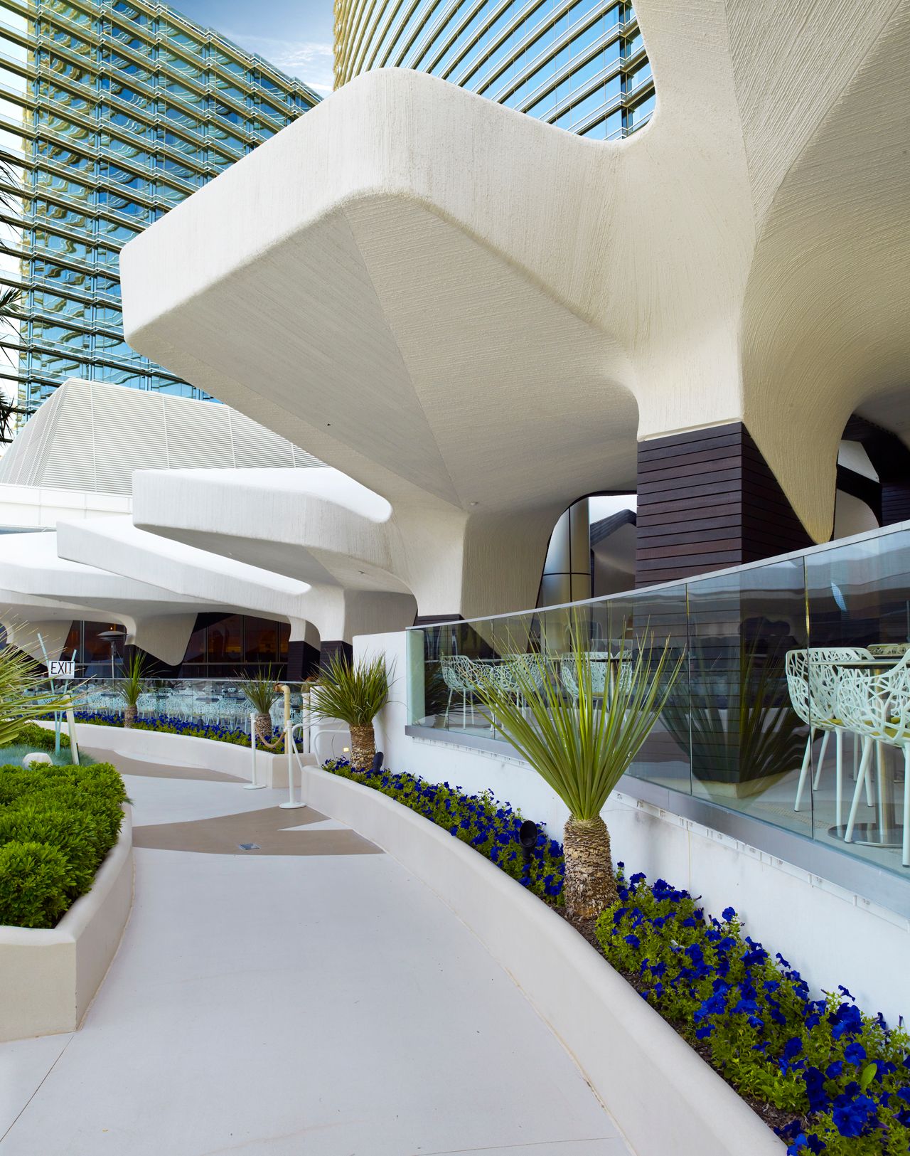 CITY CENTER Project type: Hospitality, Bar, Club Location: Las Vegas, U.S.A. Time: 2010 Client: MGM Mirage Status: Completed Size: 17,000 sqm Photos: Ricky Ridecos City Center’s Aria Pool Deck, Restaurant and Bar, Las Vegas