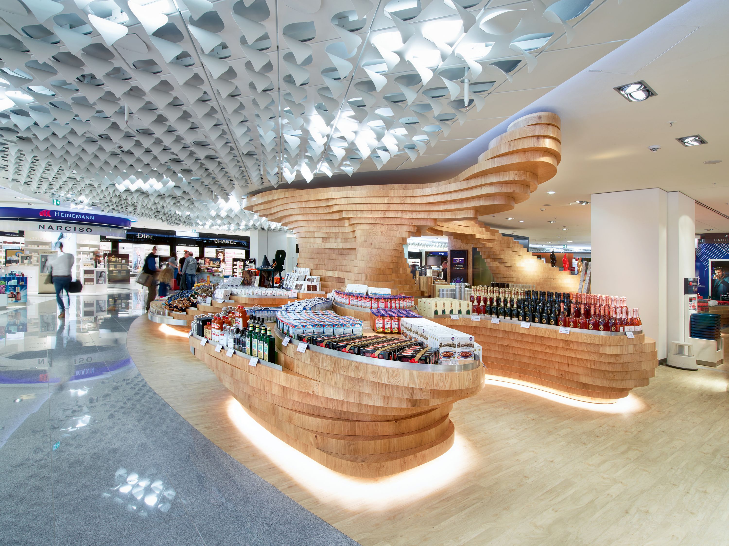 It’s premiere time in Frankfurt. For the first time, Heinemann Duty Free has unveiled a world of surprises and excellent service at one of the world’s largest international airports. Today, in the company of Dr Stefan Schulte, the chief executive officer of Fraport AG, Claus and Gunnar Heinemann opened the first Heinemann Duty Free Shop in Frankfurt.