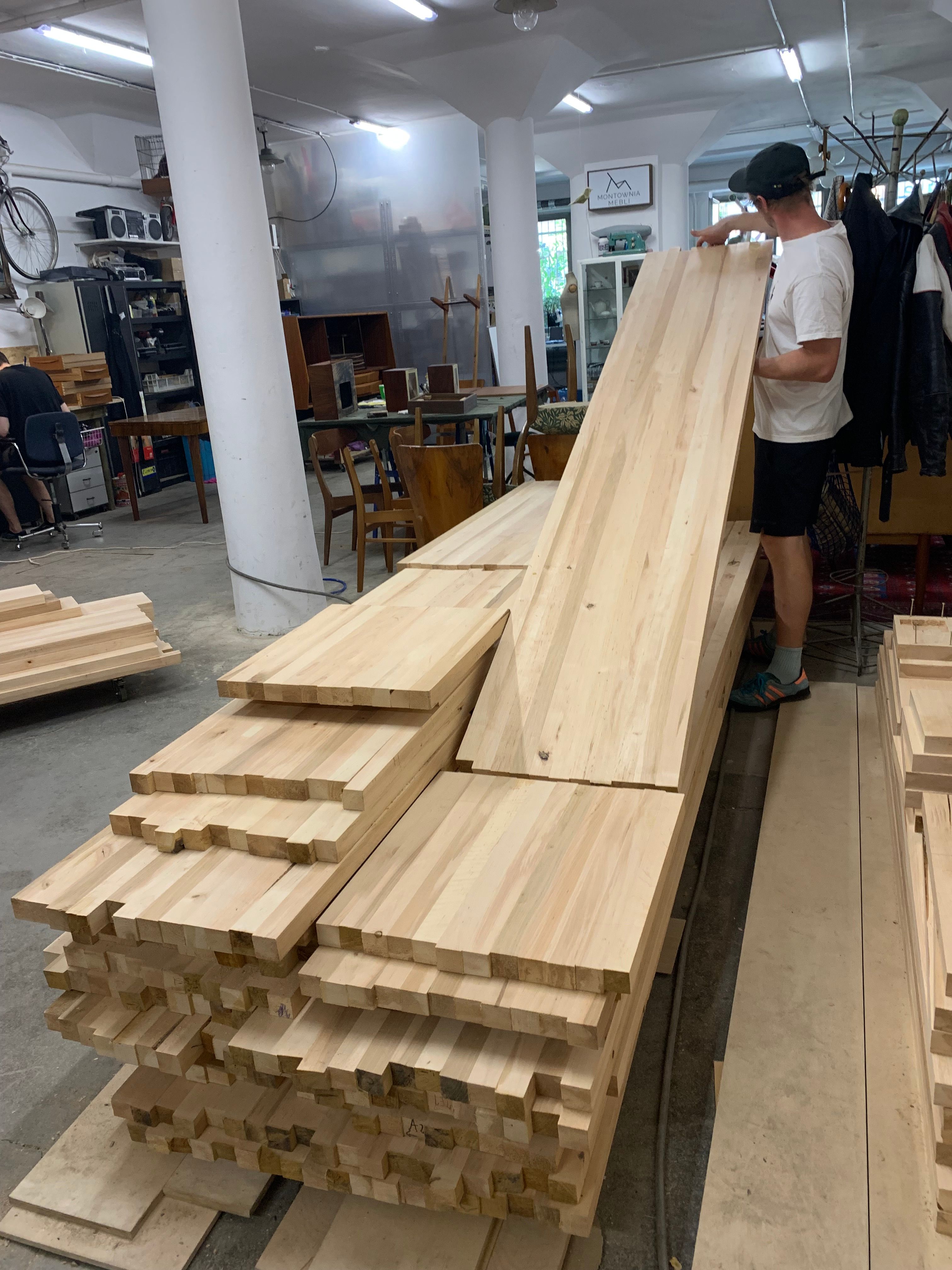 Raw material: alder wood (c) Makujaku Studio