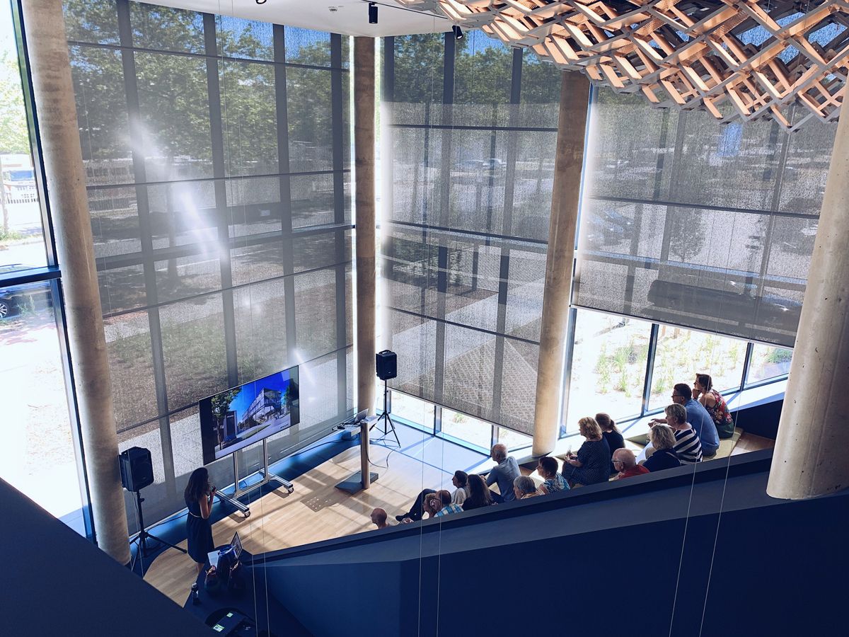 Trilux Light Campus (2020): The grand staircase in the foyer is an adaptive space that is also used as an auditoriumand a place for informal meetups.