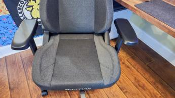 Sitsen och de justerbara 4D-armstöden på DXRacer Martian gamingstol