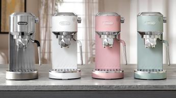 A máquina de espresso De'Longhi Dedica Duo exibida em quatro opções de cores