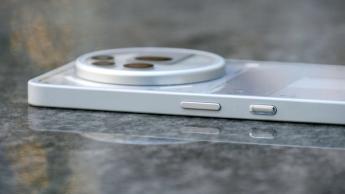 Close-up da tecla essencial do Nothing Phone 3a Pro