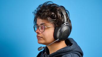 Et trådløst HyperX Cloud Alpha 2 gaming-headset med polstrede ørekopper og mikrofon