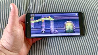 Captura de pantalla del juego Jetpack Joyride ejecutándose en un smartphone Motorola Razr