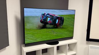 OLED-телевизор Panasonic Z95B с диагональю 65 дюймов на витрине