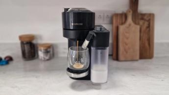 Una cafetera Nespresso Lattissima Vertuo sobre la barra de la cocina