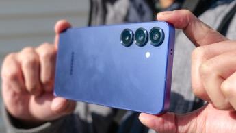 Persona sacando una foto con el smartphone Samsung Galaxy S25 Plus