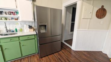 Refrigerador inteligente Hisense tipo francés de 4 puertas siendo probado en la cocina de una casa