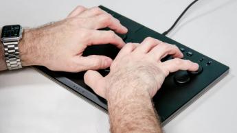 スタイリッシュなブラックデザインのRazer Kitsuneオールボタンアーケードコントローラー