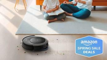 robot aspiradora eufy omni c20 limpiando piso de madera