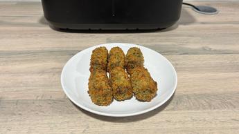 Croquetes de legumes recém-preparados na fritadeira elétrica Philips 1000 Series FlexDrawer