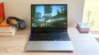 テストおよびレビュー目的でデスクの上に置かれたFramework Laptop 16のレビュー用ユニット