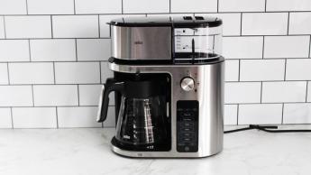 Cafeteira Braun MultiServe Plus com função cold brew sobre a bancada da cozinha