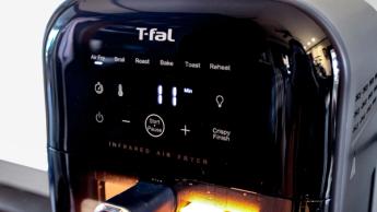 Fritadeira elétrica infravermelha T-Fal sobre uma bancada de cozinha