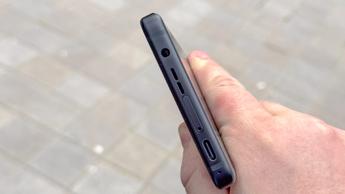 Borde inferior del smartphone Asus Zenfone 12 Ultra mostrando el puerto USB-C y la rejilla del parlante