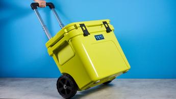 Nevera Yeti roader en amarillo neón con ruedas, bisagras de cierre suave, asa retráctil y capacidad de 30 litros para aventuras al aire libre