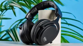 Ett svart Cherry XTRFY H3 gaming-headset med over-ear-design
