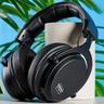 Ett svart Cherry XTRFY H3 gaming-headset med over-ear-design