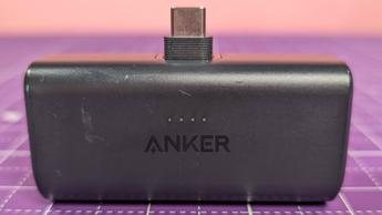 Anker Nano Powerbank tilsluttet og oplader en iPhone 15 Pro Max