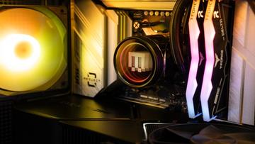 En gulbelyst gamingdator med LED-belysning