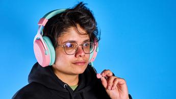 Ett rosa och turkost Cooler Master CH351 trådlöst gamingheadset med vadderade öronkuddar