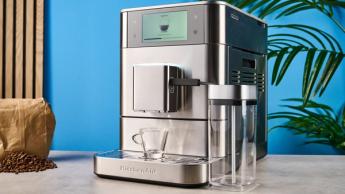 Cafeteira KitchenAid KF8 em aço inoxidável com moedor integrado, vaporizador de leite, preparo de espresso e controles por touchscreen