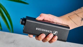Das Sennheiser Profile Wireless Mikrofon-Set mit Lade- und Transportcase, USB-C- und Lightning-Adaptern, Blitzschuhhalterungen, zwei Mikrofonen und einem Empfänger