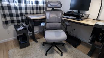 La silla ergonómica de oficina ProtoArc EC100 frente a un escritorio moderno