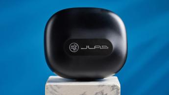 Jlab Epic Open Sport Open-Ear kabellose Ohrhörer in Schwarz vor blauem Hintergrund