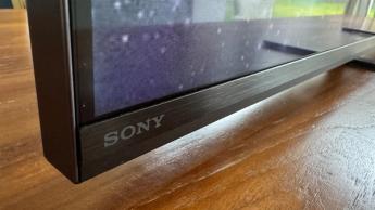 Крупный план телевизора Sony Bravia 7 с диагональю 55 дюймов и разрешением 4K на деревянном столе, виден логотип Sony