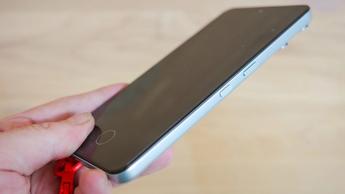 CMF Phone 2 Pro i lysegrøn med synlige skruer og to bagkameraer