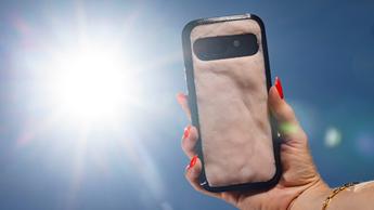 Una mano sostiene el dispositivo de cuidado de la piel O2 Skincase
